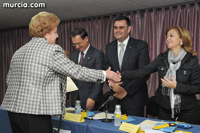 El alcalde entrega el carn de voluntario de honor de Totana al consejero de Poltica Social, Mujer e Inmigracin, Joaqun Bascuñana - 21