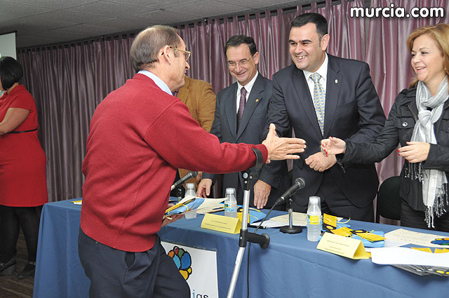El alcalde entrega el carn de voluntario de honor de Totana al consejero de Poltica Social, Mujer e Inmigracin, Joaqun Bascuñana - 22