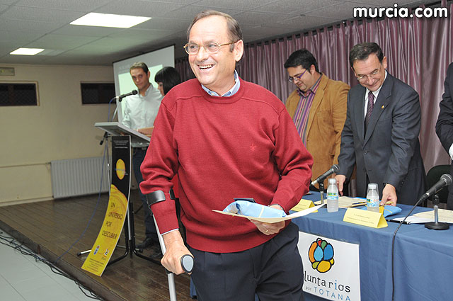 El alcalde entrega el carn de voluntario de honor de Totana al consejero de Poltica Social, Mujer e Inmigracin, Joaqun Bascuñana - 23