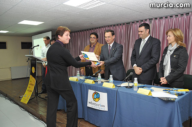 El alcalde entrega el carn de voluntario de honor de Totana al consejero de Poltica Social, Mujer e Inmigracin, Joaqun Bascuñana - 28