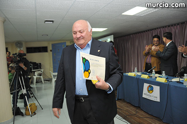 El alcalde entrega el carn de voluntario de honor de Totana al consejero de Poltica Social, Mujer e Inmigracin, Joaqun Bascuñana - 29