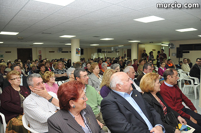 El alcalde entrega el carn de voluntario de honor de Totana al consejero de Poltica Social, Mujer e Inmigracin, Joaqun Bascuñana - 31
