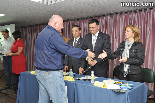 El alcalde entrega el carn de voluntario de honor de Totana al consejero de Poltica Social, Mujer e Inmigracin, Joaqun Bascuñana - 32