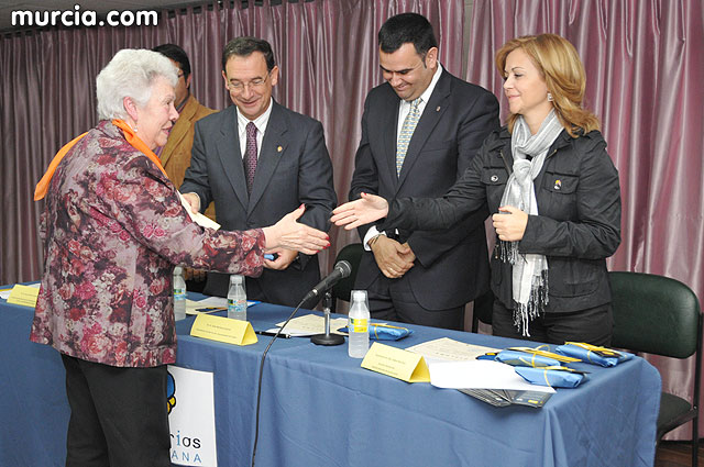 El alcalde entrega el carn de voluntario de honor de Totana al consejero de Poltica Social, Mujer e Inmigracin, Joaqun Bascuñana - 34