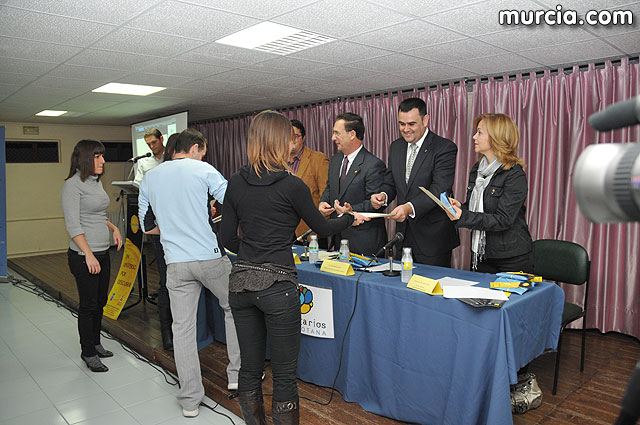 El alcalde entrega el carn de voluntario de honor de Totana al consejero de Poltica Social, Mujer e Inmigracin, Joaqun Bascuñana - 39