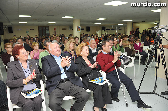 El alcalde entrega el carn de voluntario de honor de Totana al consejero de Poltica Social, Mujer e Inmigracin, Joaqun Bascuñana - 50