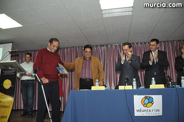 El alcalde entrega el carn de voluntario de honor de Totana al consejero de Poltica Social, Mujer e Inmigracin, Joaqun Bascuñana - 44