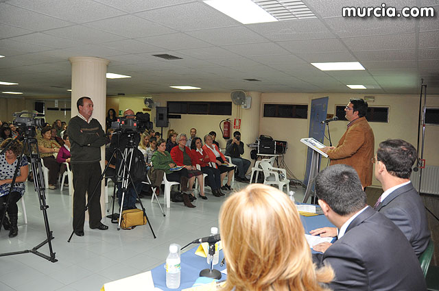 El alcalde entrega el carn de voluntario de honor de Totana al consejero de Poltica Social, Mujer e Inmigracin, Joaqun Bascuñana - 49