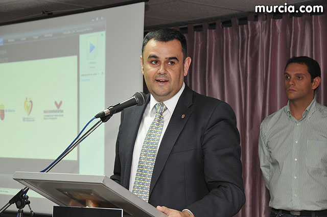 El alcalde entrega el carn de voluntario de honor de Totana al consejero de Poltica Social, Mujer e Inmigracin, Joaqun Bascuñana - 51