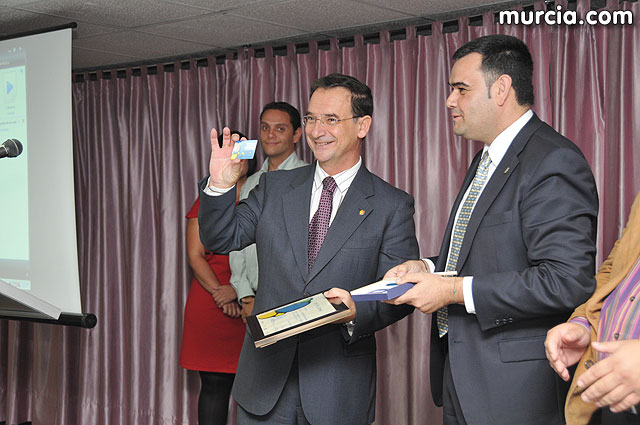 El alcalde entrega el carn de voluntario de honor de Totana al consejero de Poltica Social, Mujer e Inmigracin, Joaqun Bascuñana - 55