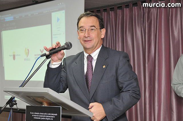 El alcalde entrega el carn de voluntario de honor de Totana al consejero de Poltica Social, Mujer e Inmigracin, Joaqun Bascuñana - 56