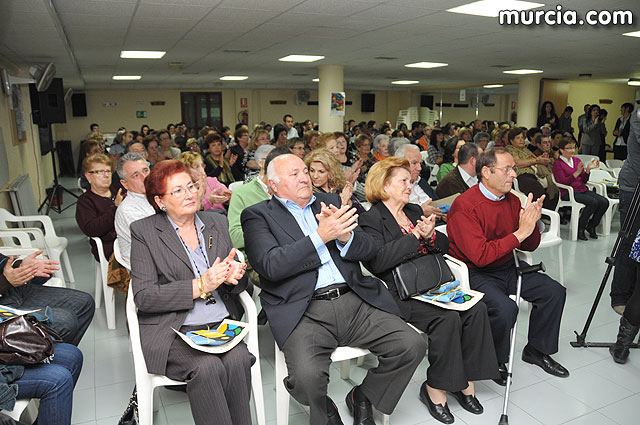 El alcalde entrega el carn de voluntario de honor de Totana al consejero de Poltica Social, Mujer e Inmigracin, Joaqun Bascuñana - 57