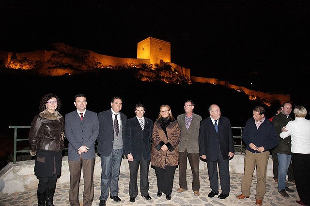 La directora general de Turismo, Marina García (centro), junto al alcalde de Lorca, Francisco Jódar, durante la inauguración de la iluminación del castillo, Foto 1