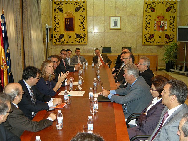 Reunión que la ministra y el delegado del Gobierno han mantenido con empresarios de la Región, Foto 2