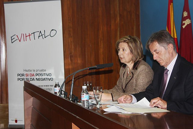 La consejera de Sanidad y Consumo, María Ángeles Palacios, y el director general de Salud Pública, Francisco García, presentaron hoy la nueva campaña contra el SIDA 2009, bajo el lema 'EVIHTALO', Foto 1