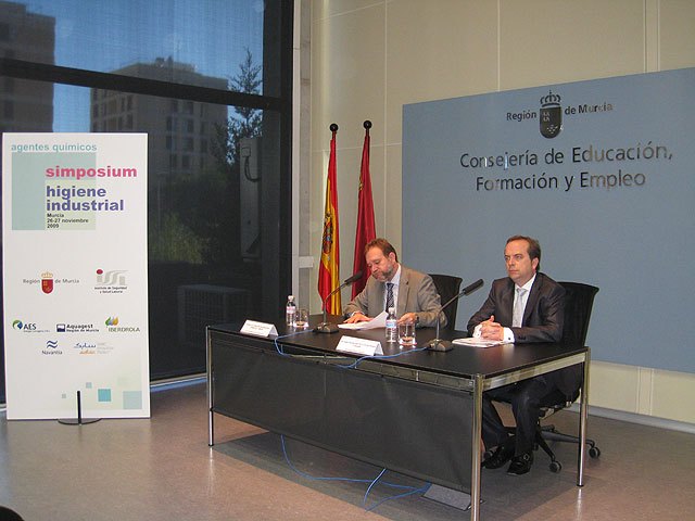 El consejero de Educación, Formación y Empleo, Constantino Sotoca, junto con el director general del Instituto de Seguridad y Salud Laboral (ISSL), Tomás Pérez Fuentes, en la presentación del Simposio 'Higiene Industrial', que se celebrará en la Cámara Oficial de Comercio de Murcia los días 26 y 27 de noviembre, Foto 2