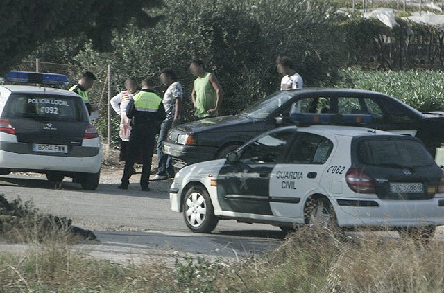 La Policía Local de Totana detiene a cuatro individuos que supuestamente habrían robado 600 kilos de uva de mesa en la zona de los Huertos Nuevos, Foto 2