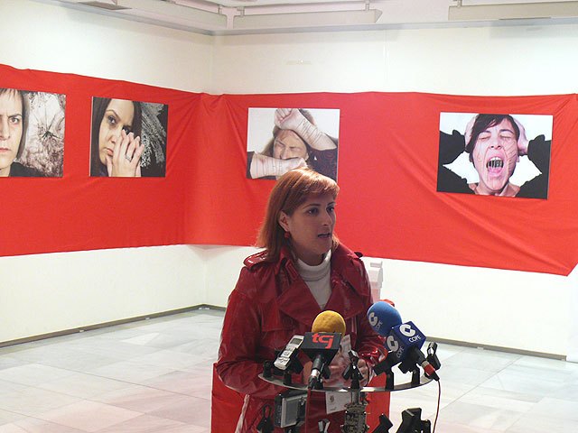 Un audivisual y una exposición de fotografías pretenden concienciar a la población sobre la violencia de género - 1, Foto 1