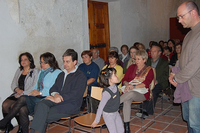 El alcalde de Alguazas, José Antonio Fernández Lladó, y la concejala de Cultural, Isabel Zamora, han inaugurado la exposición Música Plástica - 2, Foto 2