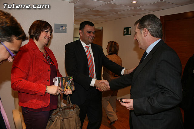 El alcalde de Totana y los concejales de Sanidad y Bienestar Social presentan a la Consejera de Sanidad el II Encuentro Nacional de Enfermedades Raras - 3