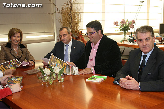 El alcalde de Totana y los concejales de Sanidad y Bienestar Social presentan a la Consejera de Sanidad el II Encuentro Nacional de Enfermedades Raras - 7