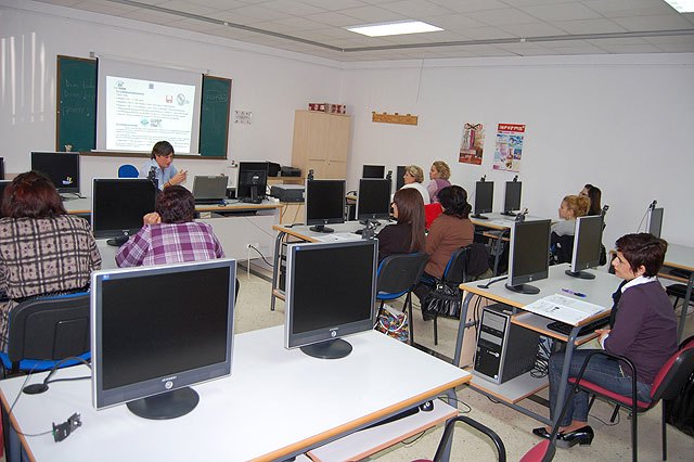 Las Torres de Cotillas inicia un curso de informática para mujeres desempleadas - 1, Foto 1