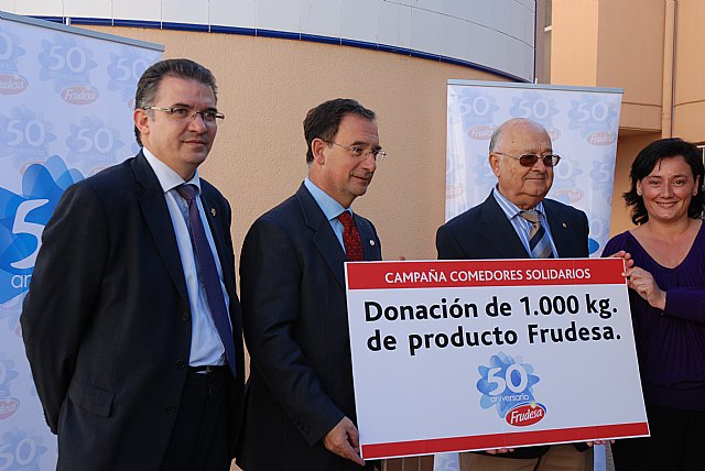 El consejero de Política Social asiste a la entrega a Jesús Abandonado de mil kilos de merluza congelada - 1, Foto 1