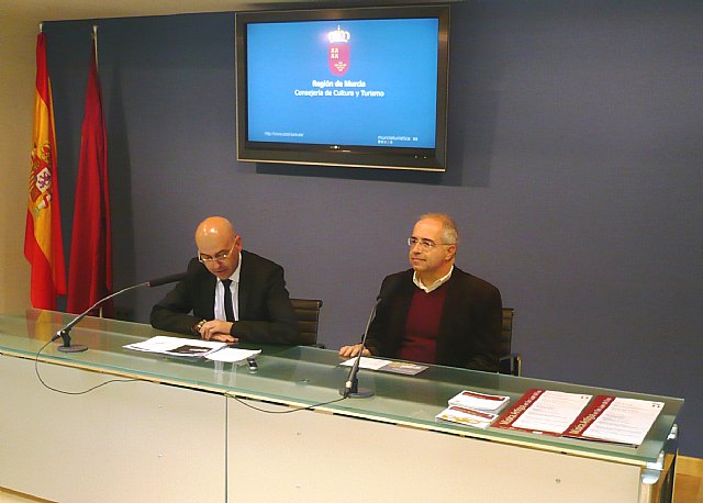 El director general de Promoción Cultural, Antonio Martínez, junto con el coordinador del ciclo 'Música Antigua', Agostino Cirillo, durante la presentación del evento, Foto 1