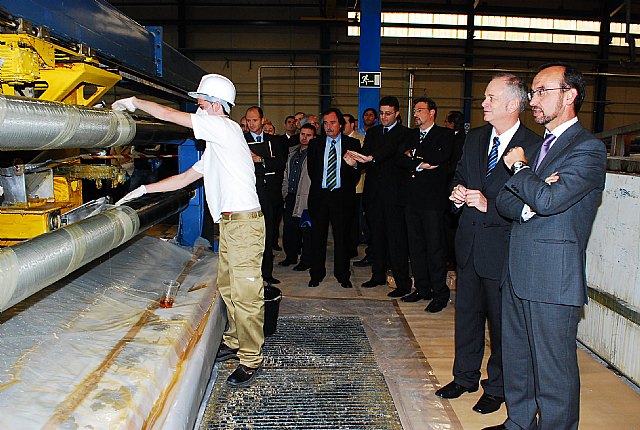  El consejero de Universidades, Empresa e investigación, Salvador Marín, observa junto al presidente de Bel Group, Ran Gersheld, el proceso de fabricación de los tubos de alta presión para desalinizadoras., Foto 1