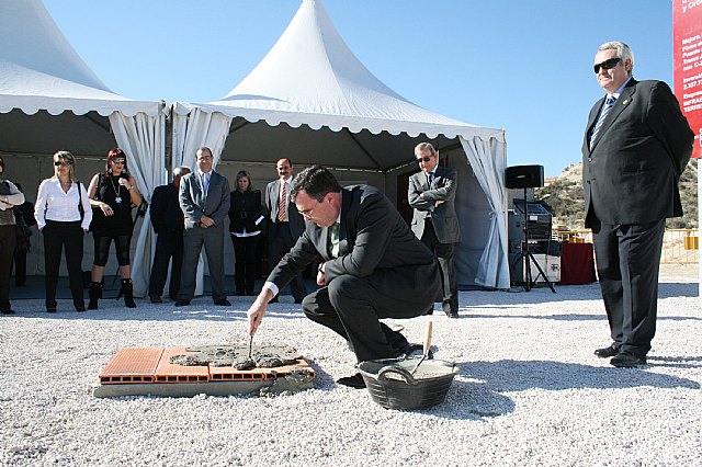  consejero José Ballesta pone la primera piedra de las obras de la carretera de acceso a Mahoya y del nuevo puente sobre el Río Chícamo, Foto 1