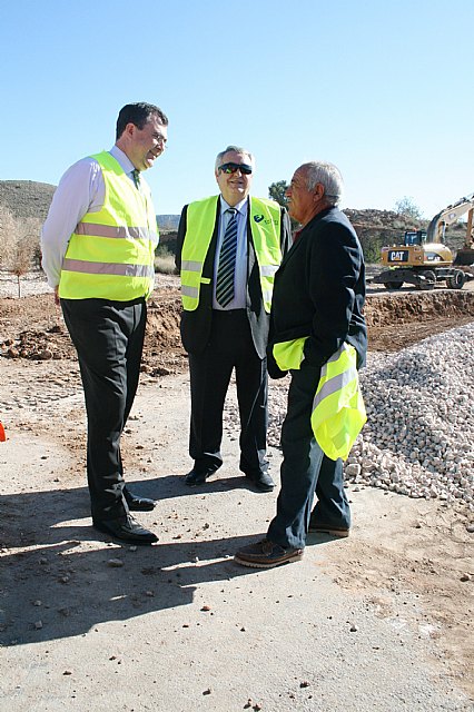 El consejero José Ballesta, junto con el alcalde de Abanilla, Fernando Molina, y el pedaneo José Riquelme Marcos visita las obras de mejora de la carretera de El Cantón, Foto 3