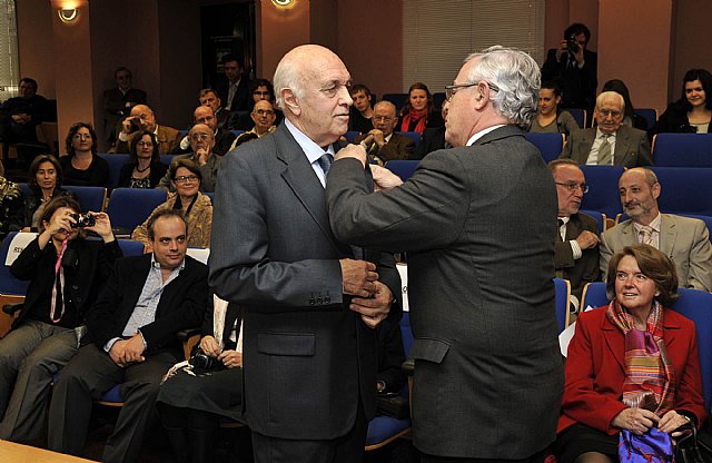 El profesor Flores Arroyuelo recibió  un homenaje por su jubilación - 1, Foto 1