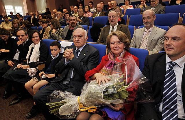El profesor Flores Arroyuelo recibió  un homenaje por su jubilación - 4, Foto 4