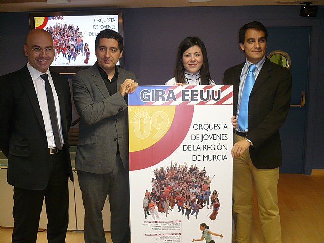 El director general de Promoción Cultural, Antonio Martínez; el consejero de Cultura y Tursimo, Pedro Alberto Cruz; la directora de la Orquesta de Jóvenes de la Región de Murcia, Virginia Martínez, y el representante de Ferrovial, Jorge Sanz, Foto 1