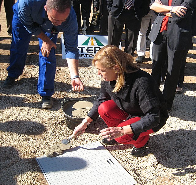 La consejera de Presidencia y Administraciones Públicas, María Pedro Reverte, puso hoy la primera piedra del Cuartel de la Policía Local de Fuente Álamo, Foto 1