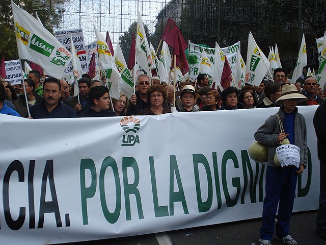 Tres autobuses de alhameños piden en Madrid “Precios justos y ventas dignas para el campo”, Foto 1