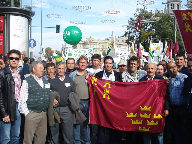 Tres autobuses de alhameños piden en Madrid “Precios justos y ventas dignas para el campo”, Foto 2