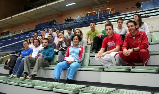 Los alumnos de TAFAD del IES Juan Carlos I presencian el entrenamiento del CB Murcia - 1, Foto 1