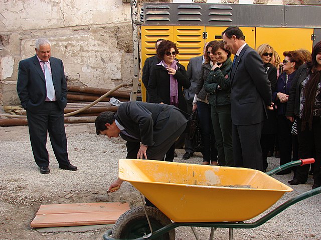 Bascuñana y Jódar ponen la primera piedra de las obras de construcción del nuevo Centro de Atención de la Mujer de Lorca - 1, Foto 1