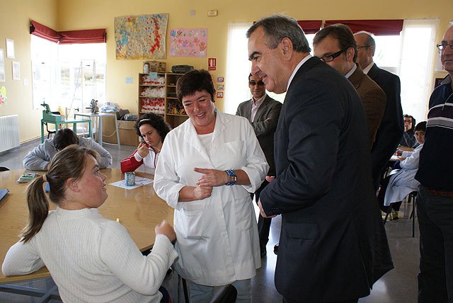 El Delegado del Gobierno visita el piso tutelado que el Ministerio de Sanidad y Política Social ha donado a la asociación APCOM de Caravaca - 1, Foto 1