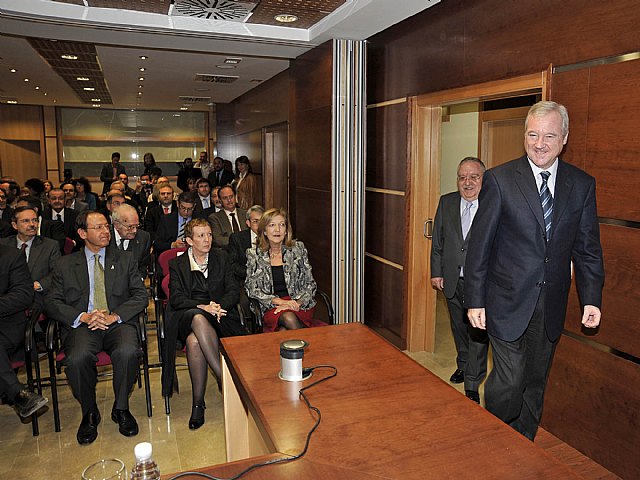 Valcárcel califica de “intolerables” las presiones al Tribunal Constitucional en torno al fallo sobre el Estatuto de Cataluña - 1, Foto 1