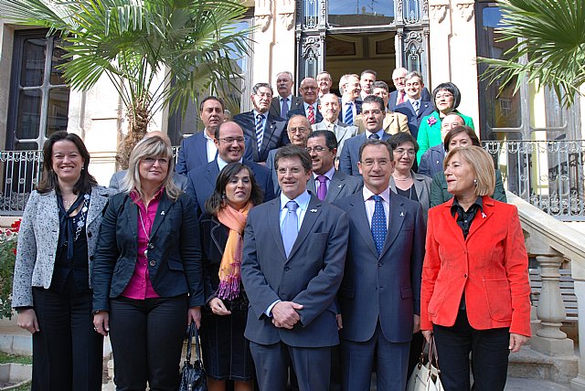 El consejero de Política Social, Mujer e Inmigración, Joaquín Bascuñana, firmó un acuerdo marco, con los alcaldes de la Región, de Prevención y Actuación contra la Violencia de Género entre la Comunidad Autónoma y los Ayuntamientos, Foto 1