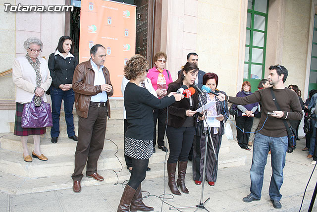 Totana se suma a la lucha contra la Violencia de Gnero con una concentracin silenciosa - 12