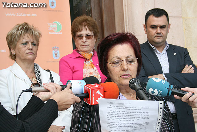 Totana se suma a la lucha contra la Violencia de Gnero con una concentracin silenciosa - 16