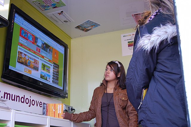 El Infomovil llega al IES San Juan Bosco para inaugurar un nuevo punto de información juvenil, a través del programa “Corresponsales” - 2, Foto 2