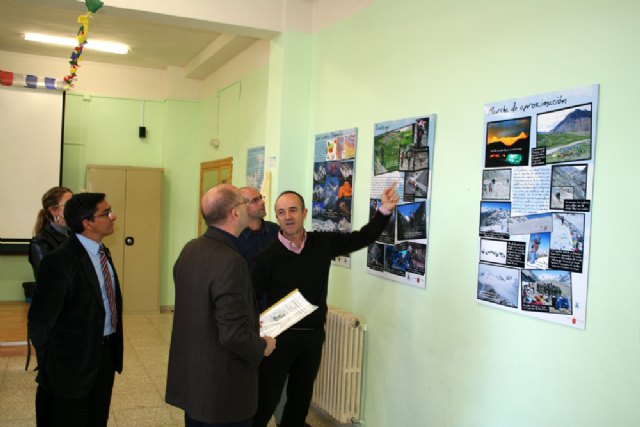 Una exposición muestra el Himalaya a los estudiantes del IES Vega del Argos - 1, Foto 1