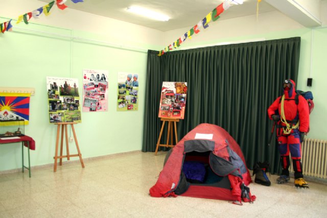 Una exposición muestra el Himalaya a los estudiantes del IES Vega del Argos - 2, Foto 2