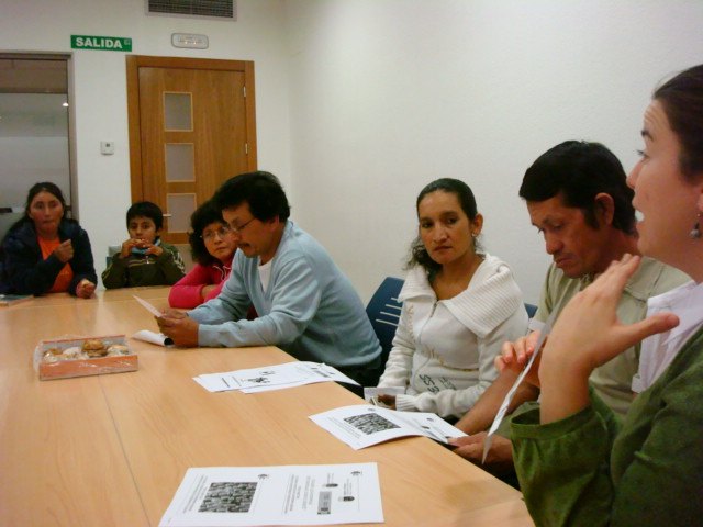 Técnicos del proyecto de Integración socioeducativa de menores y jóvenes en situación o riesgo de exclusión social mantienen una reunión con los padres de los participantes, Foto 1