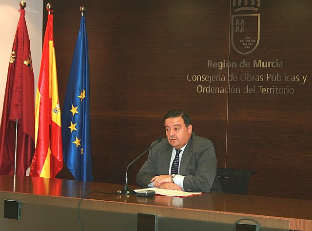 El secretario general de la Consejería de Obras Públicas y Ordenación del Territorio, José María Bernabé, durante la rueda de prensa ofrecida hoy para informar sobre los datos de licitación autonómica en materia de infraestructuras, Foto 1