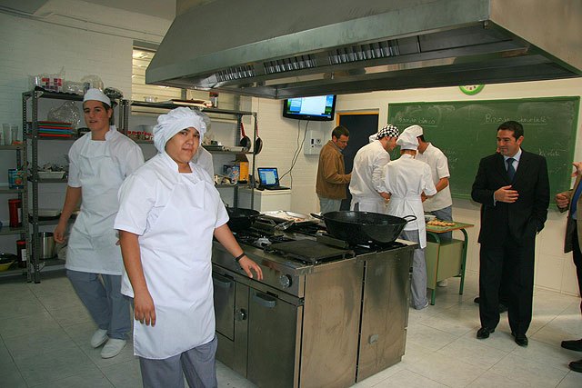 El director general de Formación Profesional y Educación de Personas Adultas ha inaugurado las instalaciones del IES Beniaján - 2, Foto 2